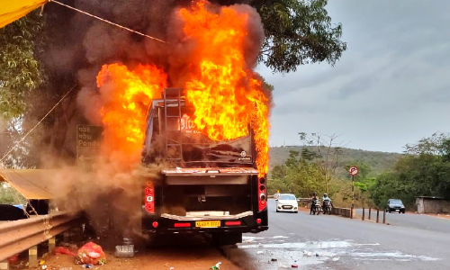മലയാളി വിദ്യാർഥികൾ സഞ്ചരിച്ച ബസ് ഗോവയിൽ കത്തിനശിച്ചു മലയാളി വിദ്യാർഥികൾ സഞ്ചരിച്ച ബസ് ഗോവയിൽ കത്തിനശിച്ചു