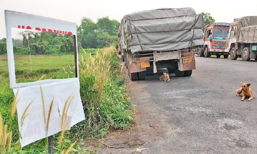 പയ്യന്നൂർ പുതിയ ബസ് സ്റ്റാൻഡ് റോഡിൽ അനധികൃത ലോറി പാർക്കിങ്