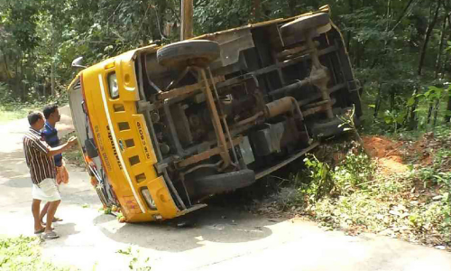 സ്കൂൾ ബസ് മറിഞ്ഞു: ആറ് കുട്ടികൾക്കും ബസ് ജീവനക്കാർക്കും പരിക്ക്