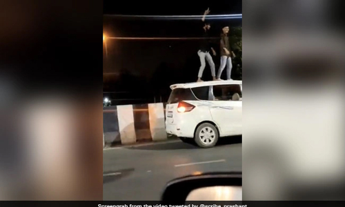 കാറിന് മുകളിൽ കയറി കിടിലൻ ഡാൻസ്; 20,000 പിഴ ചുമത്തി പൊലീസ്