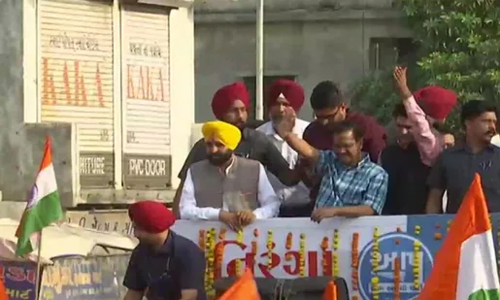 ഗുജറാത്തിൽ എ.എ.പിയുടെ വമ്പൻ റോഡ്ഷോ: നേതൃത്വം നൽകി കെജ്‌രിവാളും ഭഗവന്ത് മാനും