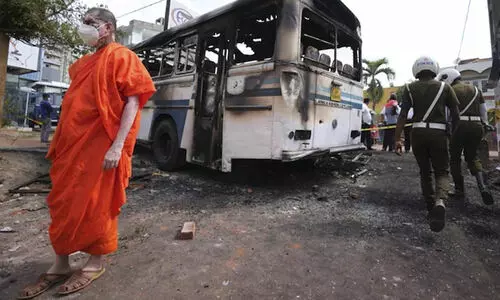 ലങ്കയിൽ കർഫ്യൂ; പാചകവാതകം കിട്ടാതായതോടെ മണ്ണെണ്ണക്കു വേണ്ടി തെരുവുകളിൽ നീണ്ട വരി