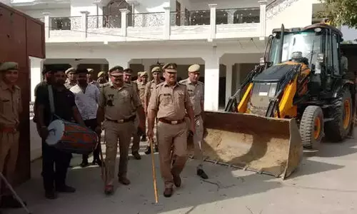 പ്രതികൾ കീഴടങ്ങാൻ വീടിനുനേരെ ബുൾഡോസറുമായി യു.പി പൊലീസ്