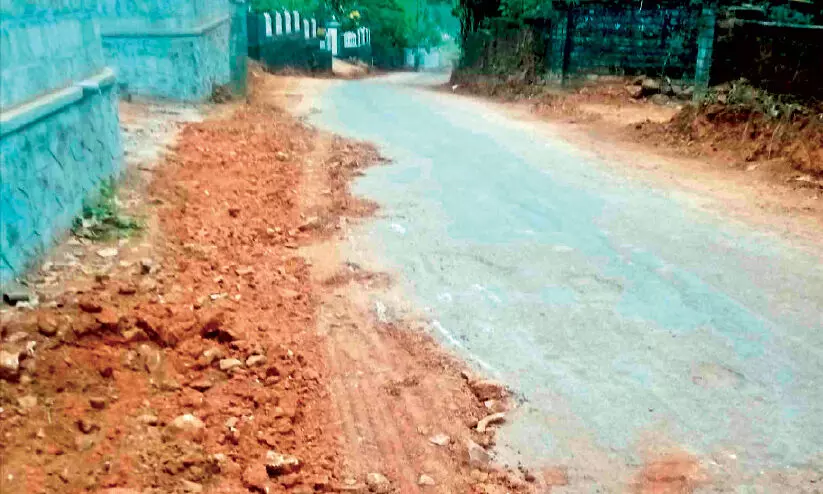 റീടാറിങ് നടത്തേണ്ട റോഡിൽ മണ്ണ് കൂടിക്കിടക്കുന്നു