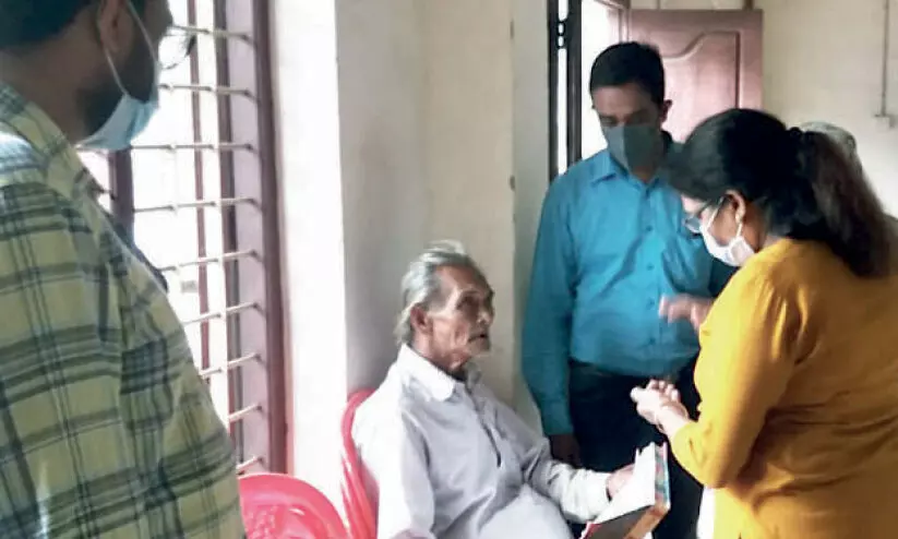 റോഡരികിൽ കണ്ട ഉത്തരേന്ത്യൻ വയോധികനെ സുരക്ഷിത കേന്ദ്രത്തിലെത്തിച്ചു