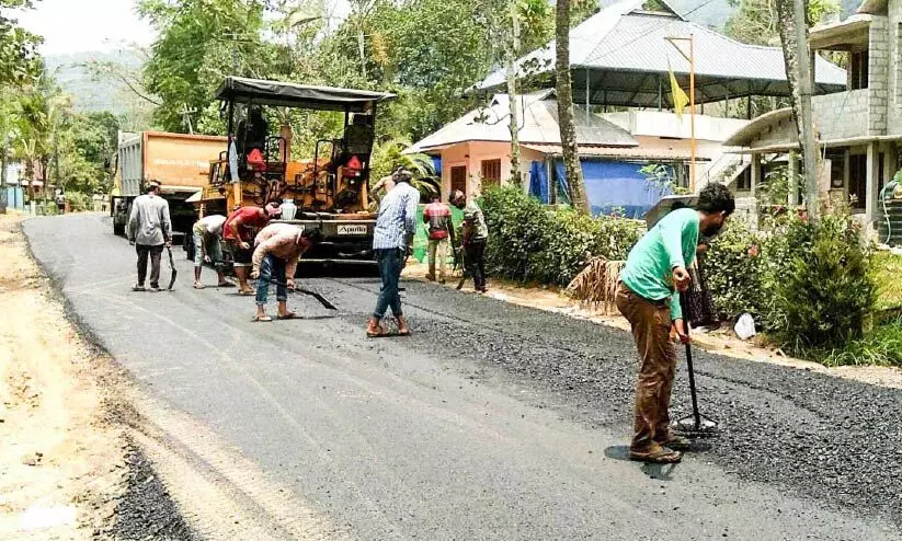 കോടികളുടെ റോഡ് പണി; ഉന്നത ഉദ്യോഗസ്ഥരുടെ മേൽനോട്ടമില്ലാതെ ടാറിങ് കോടികളുടെ റോഡ് പണി; ഉന്നത ഉദ്യോഗസ്ഥരുടെ മേൽനോട്ടമില്ലാതെ ടാറിങ്