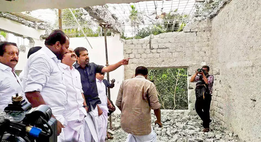 ചെമ്പുചിറ സ്കൂള് കെട്ടിടം; ക്രിമിനല് കേസെടുക്കണം -വി.ഡി. സതീശൻ ചെമ്പുചിറ സ്കൂള് കെട്ടിടം; ക്രിമിനല് കേസെടുക്കണം -വി.ഡി. സതീശൻ