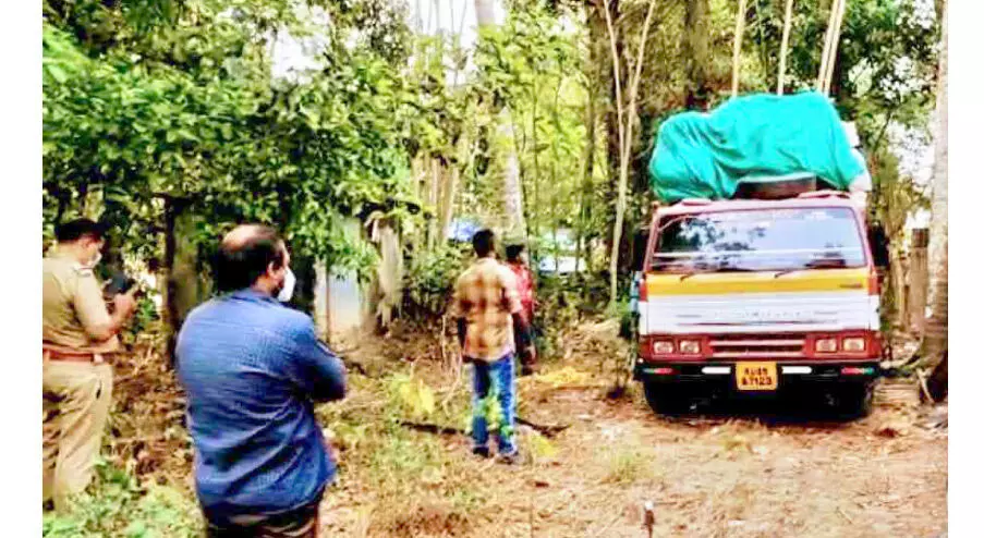 കിണർ നികത്താൻ പ്ലാസ്റ്റിക് മാലിന്യവുമായി എത്തിയ ലോറി പിടികൂടി കിണർ നികത്താൻ പ്ലാസ്റ്റിക് മാലിന്യവുമായി എത്തിയ ലോറി പിടികൂടി