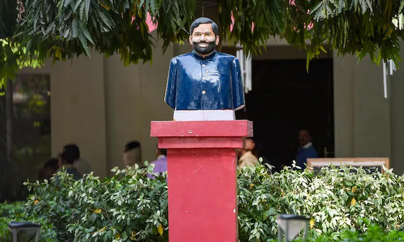 അംബേദ്കറെയും പാസ്വാനെയും അപമാനിച്ചെന്നാരോപിച്ച് ബിഹാറിൽ കേന്ദ്രത്തിനെതിരെ പ്രതിഷേധം അംബേദ്കറെയും പാസ്വാനെയും അപമാനിച്ചെന്നാരോപിച്ച് ബിഹാറിൽ കേന്ദ്രത്തിനെതിരെ പ്രതിഷേധം