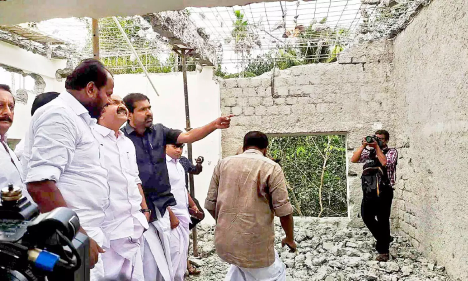 ചെമ്പുചിറ സ്‌കൂള്‍ കെട്ടിടം; ക്രിമിനല്‍ കേസെടുക്കണം -വി.ഡി. സതീശൻ