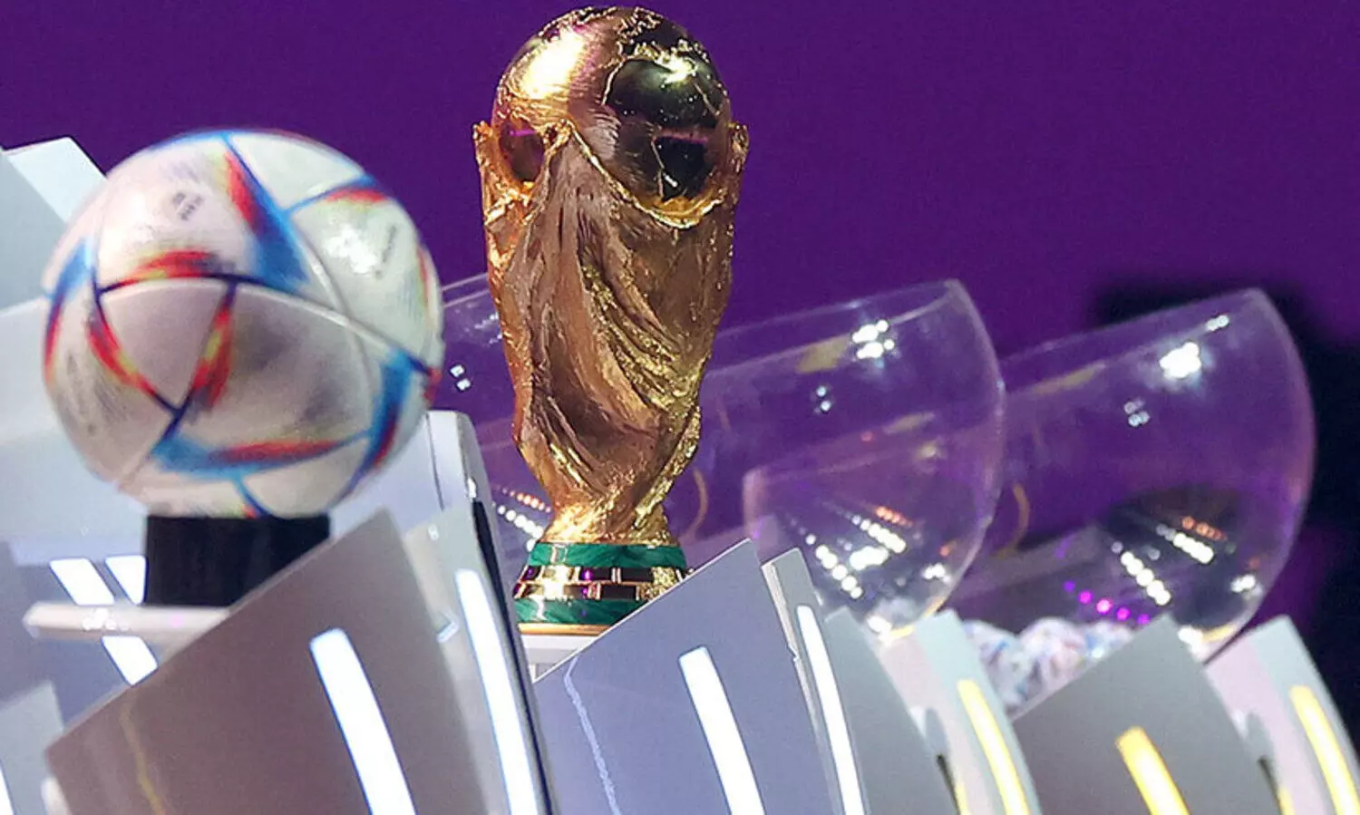 ചാ​മ്പ്യ​ന്മാ​ർ​ക്ക്​ കോ​ടി​ക​ൾ സ​മ്മാ​നം