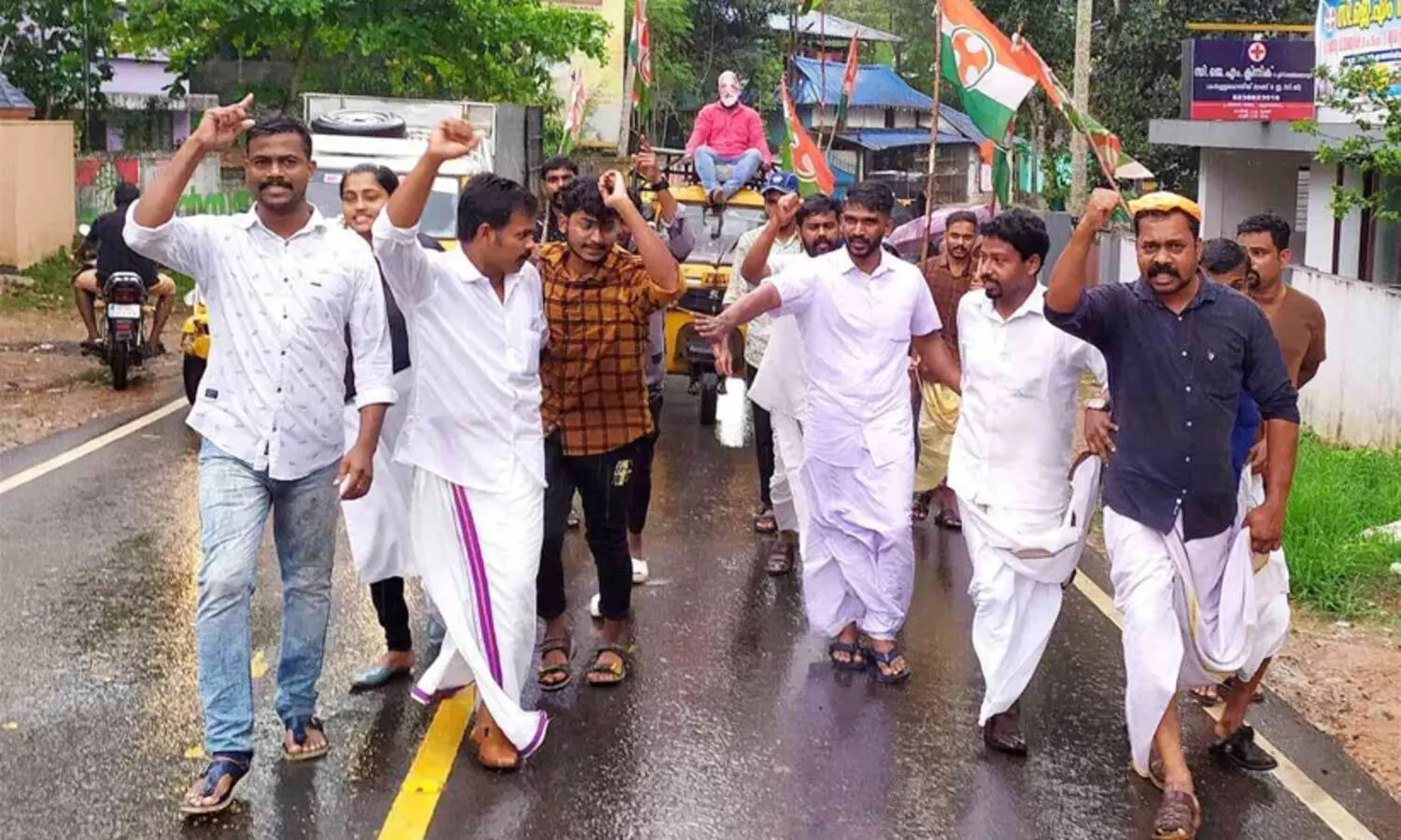 ഇന്ധന വിലവര്‍ദ്ധനവിനെതിരെ യൂത്ത് കോണ്‍ഗ്രസ്സ് വാഹനം കെട്ടി വലിച്ച് പ്രതിഷേധിച്ചു