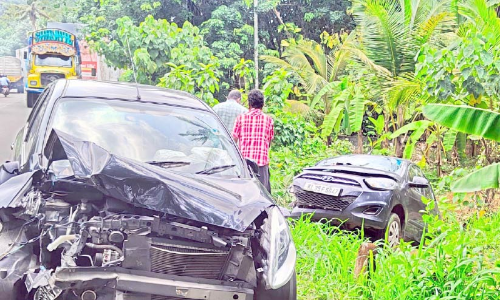 കാറുകൾ കൂട്ടിയിടിച്ച് യാത്രികർക്ക് പരിക്ക്