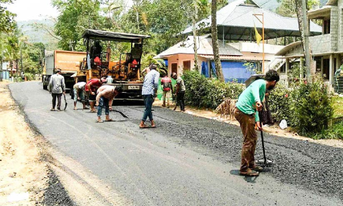 കോടികളുടെ റോഡ് പണി; ഉന്നത ഉദ്യോഗസ്ഥരുടെ മേൽനോട്ടമില്ലാതെ ടാറിങ്