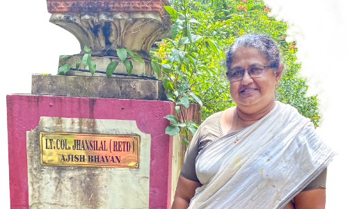 സൈനിക മുദ്രകൾ സ്വപ്നം കണ്ടവൾ