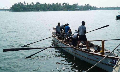 ഓളപ്പരപ്പിൽ ആവേശം വിതറി നാവികസേനയുടെ വെയ്ലർ പുള്ളിങ്
