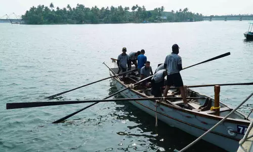 ഓളപ്പരപ്പിൽ ആവേശം വിതറി നാവികസേനയുടെ വെയ്ലർ പുള്ളിങ്
