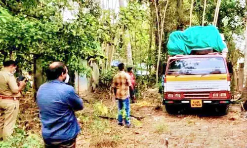 കിണർ നികത്താൻ പ്ലാസ്റ്റിക് മാലിന്യവുമായി എത്തിയ ലോറി പിടികൂടി