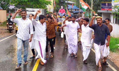 ഇന്ധന വിലവര്‍ദ്ധനവിനെതിരെ യൂത്ത് കോണ്‍ഗ്രസ്സ് വാഹനം കെട്ടി വലിച്ച് പ്രതിഷേധിച്ചു