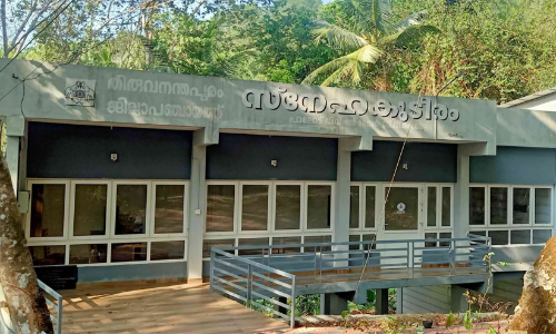 ലക്ഷങ്ങള്‍ ചെലവഴിച്ചു നിർമിച്ച പകല്‍വീട് ജീർണാവസ്ഥയിൽ