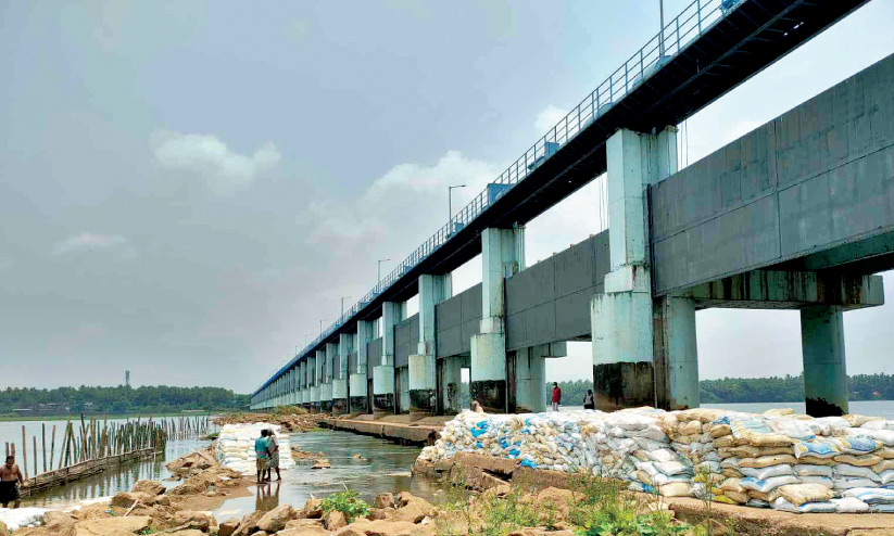 ചമ്രവട്ടം പാലത്തിലെ ചോർച്ച: കുടിവെള്ളത്തിന് ബണ്ട് കെട്ടിത്തുടങ്ങി