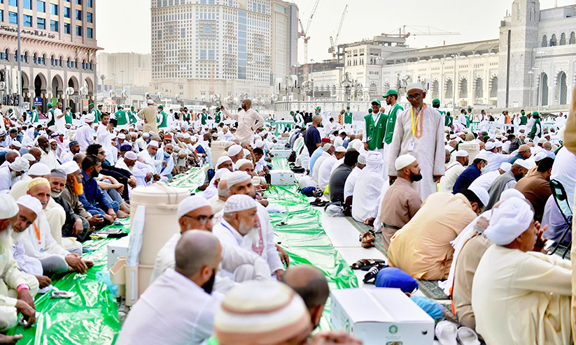 റമദാൻ നിലാവ്​: ഹ​റം മു​റ്റ​ങ്ങ​ളി​ൽ ഇ​ഫ്​​താ​ർ ഒത്തുചേരൽ തി​രി​ച്ചെ​ത്തി