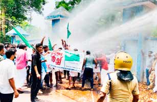 സിൽവർ ലൈൻ: യൂത്ത് ലീഗ് കലക്ടറേറ്റ് മാർച്ചിൽ ജലപീരങ്കി പ്രയോഗിച്ചു സിൽവർ ലൈൻ: യൂത്ത് ലീഗ് കലക്ടറേറ്റ് മാർച്ചിൽ ജലപീരങ്കി പ്രയോഗിച്ചു