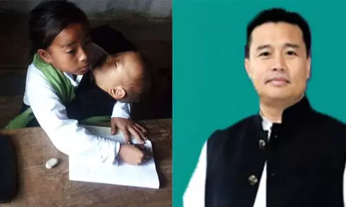 അനുജത്തിയെ മടിയിലിരുത്തി ക്ലാസ്സ് നോട്ടെഴുതുന്ന പത്ത് വയസ്സുകാരി, വൈറൽ ഫോട്ടോക്ക് പ്രതികരണവുമായി കാബിനറ്റ് മന്ത്രി