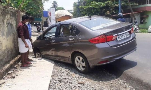 നിർമാണം നടക്കുന്ന ഓടയിൽ കാർ വീണു