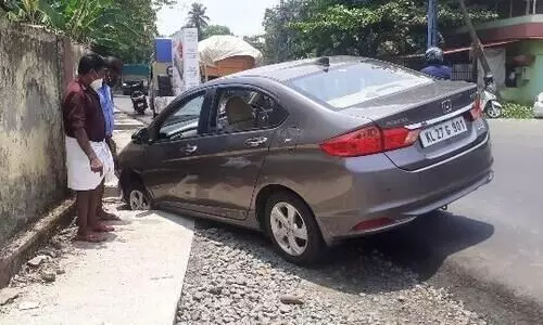 നിർമാണം നടക്കുന്ന ഓടയിൽ കാർ വീണു