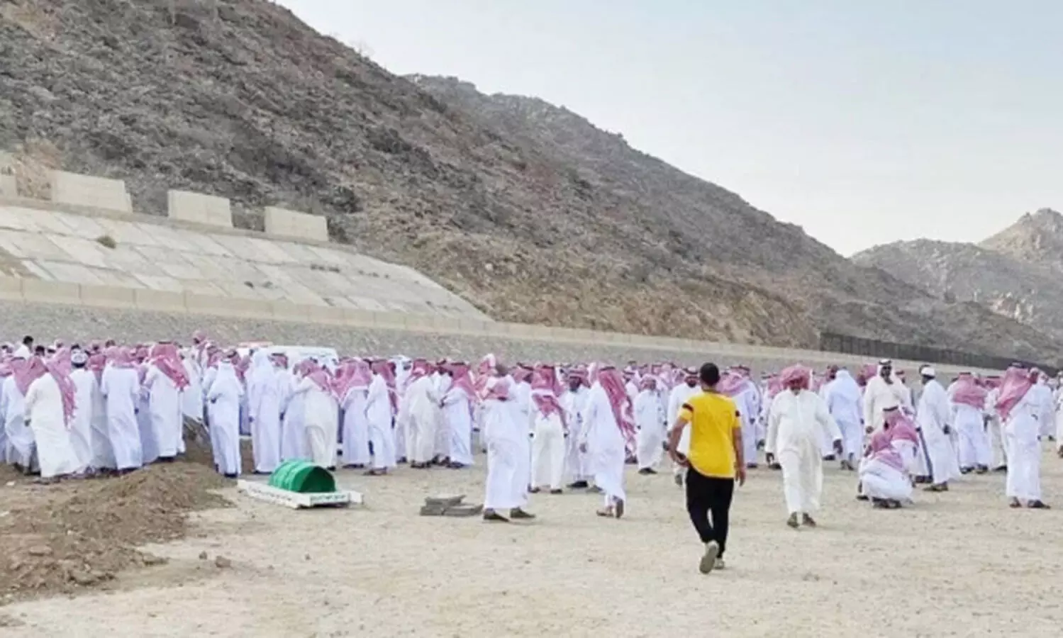 ആ​സി​ഡ് ആ​ക്ര​മ​ണ​ത്തി​ൽ മ​രി​ച്ച യു​വ​തി​യു​ടെ മൃ​ത​ദേ​ഹം സം​സ്ക​രി​ച്ചു