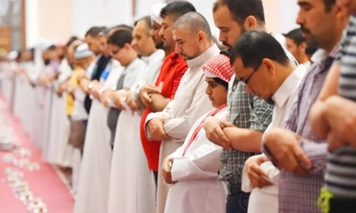 തോ​ളോ​ട് തോ​ളു​രു​മ്മി പ​ള്ളി​ക​ളി​ൽ വി​ശ്വാ​സി​ക​ൾ