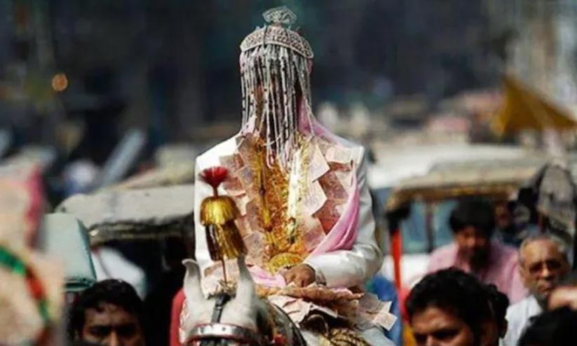 രണ്ടാം വിവാഹത്തിനായി ക്ഷേത്രത്തിലെത്തിയ യുവാവിനെ ആദ്യഭാര്യയും ബന്ധുക്കളും ചേർന്ന് തല്ലിചതച്ചു രണ്ടാം വിവാഹത്തിനായി ക്ഷേത്രത്തിലെത്തിയ യുവാവിനെ ആദ്യഭാര്യയും ബന്ധുക്കളും ചേർന്ന് തല്ലിചതച്ചു