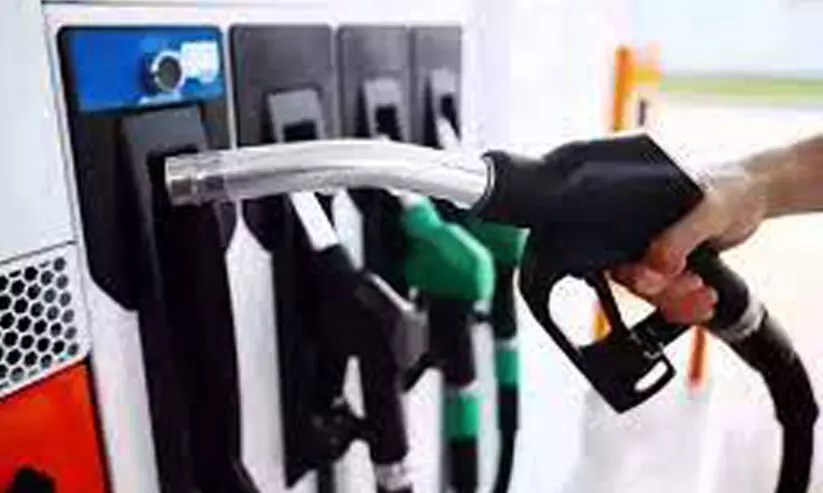 പെട്രോൾ പമ്പുകളിൽ അളവിൽ കൃത്രിമം നടക്കുന്നെന്ന് മന്ത്രി പെട്രോൾ പമ്പുകളിൽ അളവിൽ കൃത്രിമം നടക്കുന്നെന്ന് മന്ത്രി