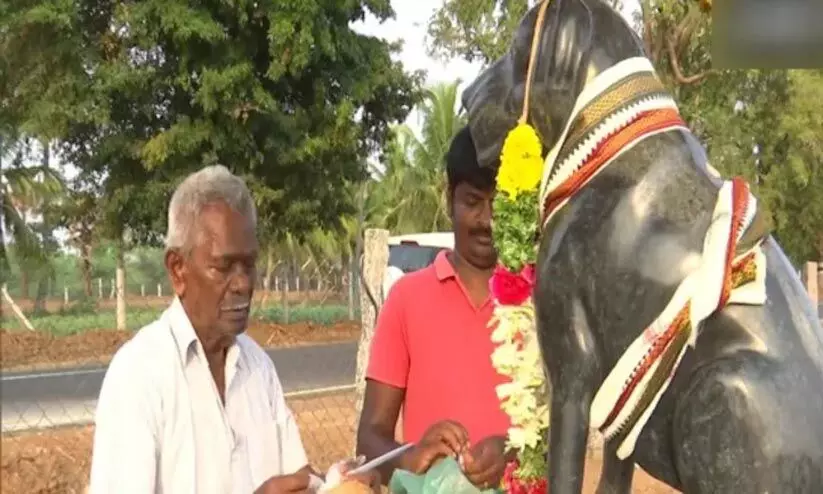 മരിച്ചുപോയ വളർത്തുനായയുടെ ഓർമക്ക് വിഗ്രഹം നിർമ്മിച്ച് 82കാരൻ മരിച്ചുപോയ വളർത്തുനായയുടെ ഓർമക്ക് വിഗ്രഹം നിർമ്മിച്ച് 82കാരൻ