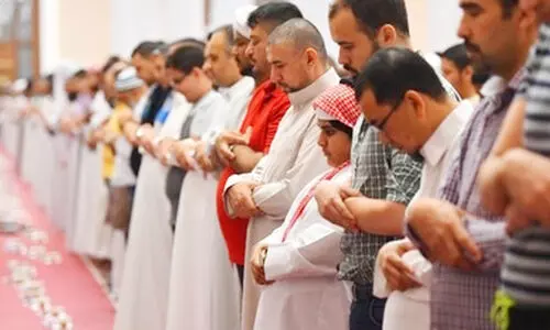 തോ​ളോ​ട് തോ​ളു​രു​മ്മി പ​ള്ളി​ക​ളി​ൽ വി​ശ്വാ​സി​ക​ൾ