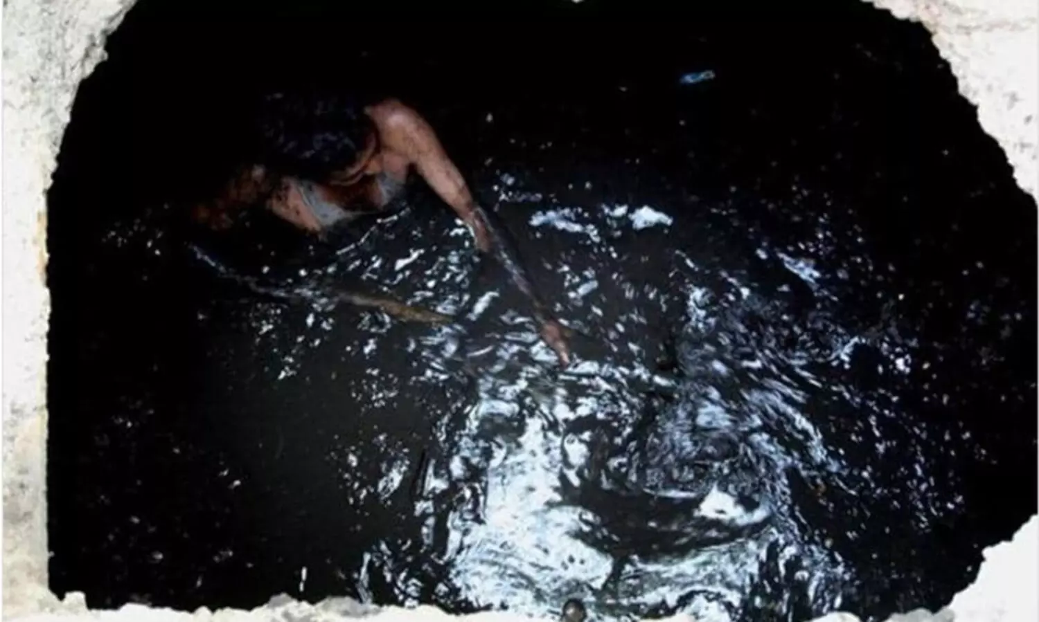 തോട്ടിപ്പണിയിൽ ആരും മരിച്ചില്ല; പക്ഷേ, കക്കൂസ് വൃത്തിയാക്കുമ്പോൾ മരിച്ചിട്ടുണ്ട്; വിചിത്ര ന്യായവുമായി സർക്കാർ