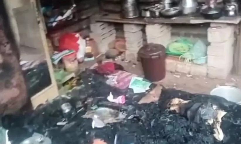 കൂര കത്തി നശിച്ചു; സര്ട്ടിഫിക്കറ്റടക്കം നഷ്ടപ്പെട്ട് നിര്ധന കുടുംബം കൂര കത്തി നശിച്ചു; സര്ട്ടിഫിക്കറ്റടക്കം നഷ്ടപ്പെട്ട് നിര്ധന കുടുംബം