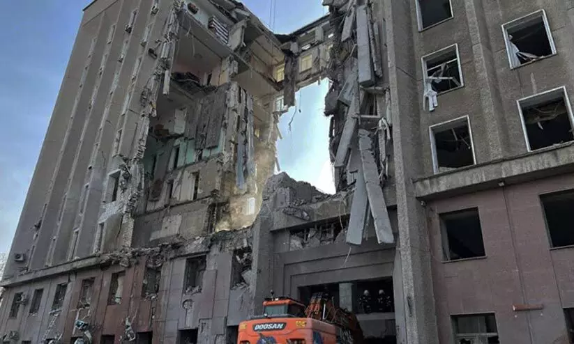 ലുഹാൻസ്കിലെ ജനങ്ങൾ സുരക്ഷിത സ്ഥലങ്ങളിലേക്ക് മാറണമെന്നഭ്യർഥിച്ച് യുക്രെയ്ൻ ലുഹാൻസ്കിലെ ജനങ്ങൾ സുരക്ഷിത സ്ഥലങ്ങളിലേക്ക് മാറണമെന്നഭ്യർഥിച്ച് യുക്രെയ്ൻ