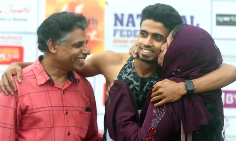 പുരുഷന്മാരുടെ 400 മീറ്റർ ഹർഡിൽസിൽ സ്വർണം നേടിയ എം.പി.ജാബിനെ ഉമ്മ മുത്തം നൽകുന്നു. പിതാവ് ഹംസ സമീപം പുരുഷന്മാരുടെ 400 മീറ്റർ ഹർഡിൽസിൽ സ്വർണം നേടിയ എം.പി.ജാബിനെ ഉമ്മ മുത്തം നൽകുന്നു. പിതാവ് ഹംസ സമീപം