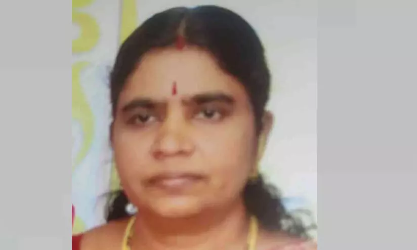 കടബാധ്യത: വീട്ടമ്മ മണ്ണെണ്ണ ഒഴിച്ച് ആത്മഹത്യ ചെയ്തു കടബാധ്യത: വീട്ടമ്മ മണ്ണെണ്ണ ഒഴിച്ച് ആത്മഹത്യ ചെയ്തു