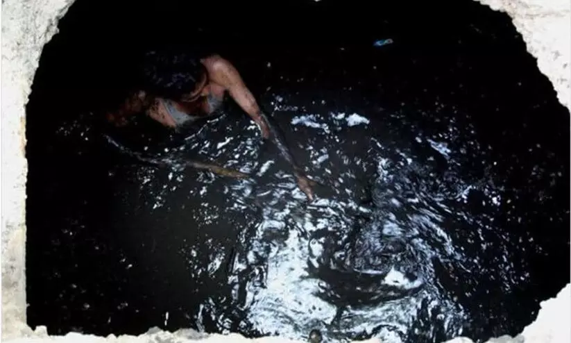 തോട്ടിപ്പണിയിൽ ആരും മരിച്ചില്ല; പക്ഷേ, കക്കൂസ് വൃത്തിയാക്കുമ്പോൾ മരിച്ചിട്ടുണ്ട്; വിചിത്ര ന്യായവുമായി സർക്കാർ തോട്ടിപ്പണിയിൽ ആരും മരിച്ചില്ല; പക്ഷേ, കക്കൂസ് വൃത്തിയാക്കുമ്പോൾ മരിച്ചിട്ടുണ്ട്; വിചിത്ര ന്യായവുമായി സർക്കാർ