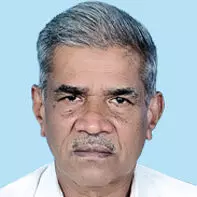 സ്കൂട്ടർ യാത്രക്കിടെ വൈദ്യുതി ലൈനിൽ തട്ടി കോൺഗ്രസ് നേതാവ് മരിച്ചു സ്കൂട്ടർ യാത്രക്കിടെ വൈദ്യുതി ലൈനിൽ തട്ടി കോൺഗ്രസ് നേതാവ് മരിച്ചു