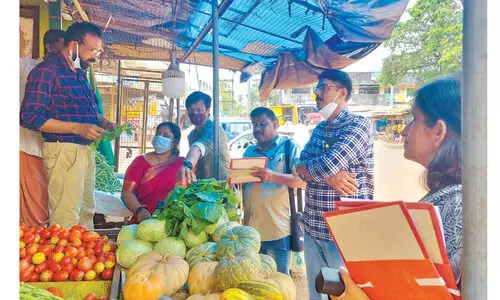 വിലക്കയറ്റം: കാഞ്ഞങ്ങാട് ടൗണിൽ ജില്ല സപ്ലെ ഓഫിസറുടെ പരിശോധന