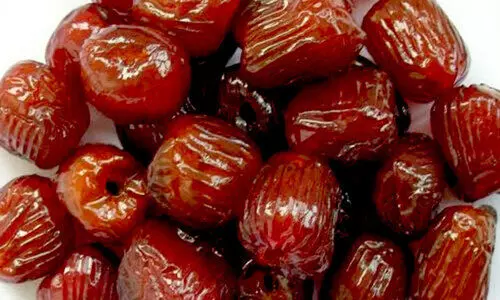 ഖ​ലാ​സ് ബ​ർ​ഹി, സു​ക്ക​രി, ക​ധൂ​രി.. മ​നം​ക​വ​ർ​ന്ന്​ ഈ​ത്ത​പ്പ​ഴ വി​പ​ണി