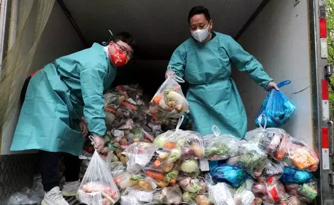 ഷാങ്ഹായിൽ വീണ്ടും കോവിഡ് ലോക്ഡൗൺ; ഭക്ഷ്യവസ്തുക്കൾക്കായി തിരക്കുകൂട്ടി ജനങ്ങൾ