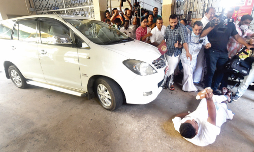 മേയറുടെ കാറിന് മുകളിലേക്ക് ചളിവെള്ളം ഒഴിച്ചു; പ്രതിഷേധക്കാരെ കാറിടിപ്പിക്കാൻ ശ്രമമെന്ന്; സംഘർഷം