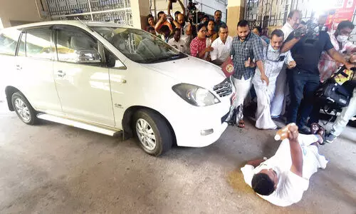 മേയറുടെ കാറിന് മുകളിലേക്ക് ചളിവെള്ളം ഒഴിച്ചു; പ്രതിഷേധക്കാരെ കാറിടിപ്പിക്കാൻ ശ്രമമെന്ന്; സംഘർഷം