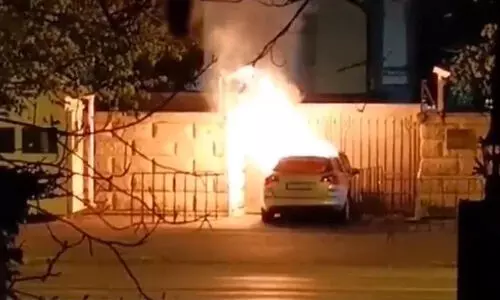 റൊമാനിയയിൽ റഷ്യൻ എംബസിയിലേക്ക് കാർ ഇടിച്ച് കയറ്റിയ യുവാവ് മരിച്ചു