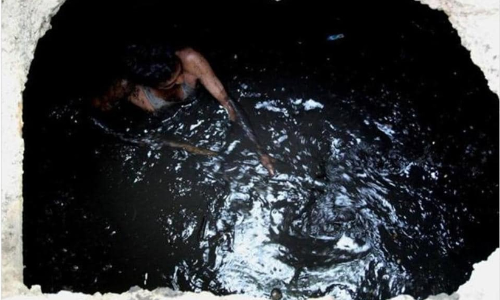 തോട്ടിപ്പണിയിൽ ആരും മരിച്ചില്ല; പക്ഷേ, കക്കൂസ് വൃത്തിയാക്കുമ്പോൾ മരിച്ചിട്ടുണ്ട്; വിചിത്ര ന്യായവുമായി സർക്കാർ